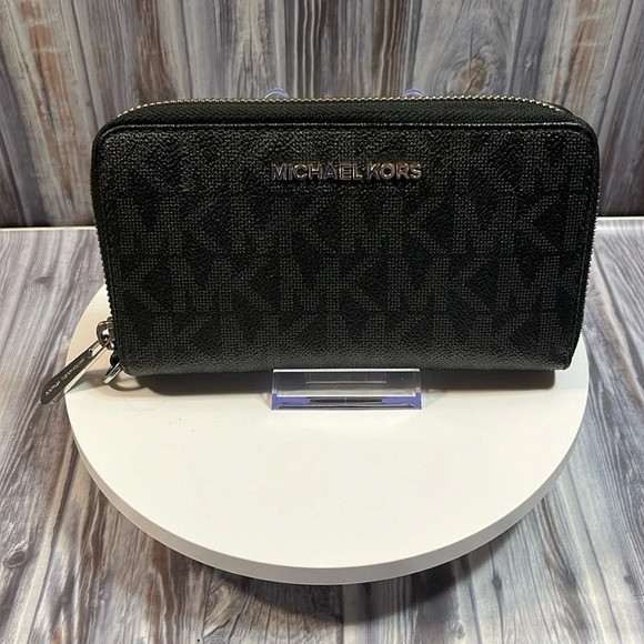 MICHAEL KORS WRISTLET ZIPPY WALLET. - Picture 1 of 16